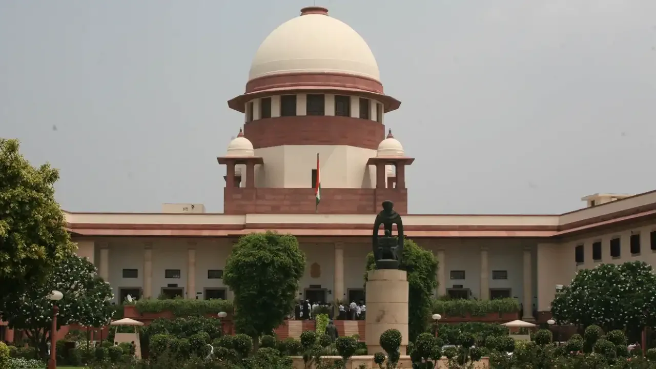 मुख्य चुनाव आयुक्त चयन समिति से मुख्य न्यायाधीश को बाहर रखने पर सुप्रीम कोर्ट ने सरकार से मांगा जवाब