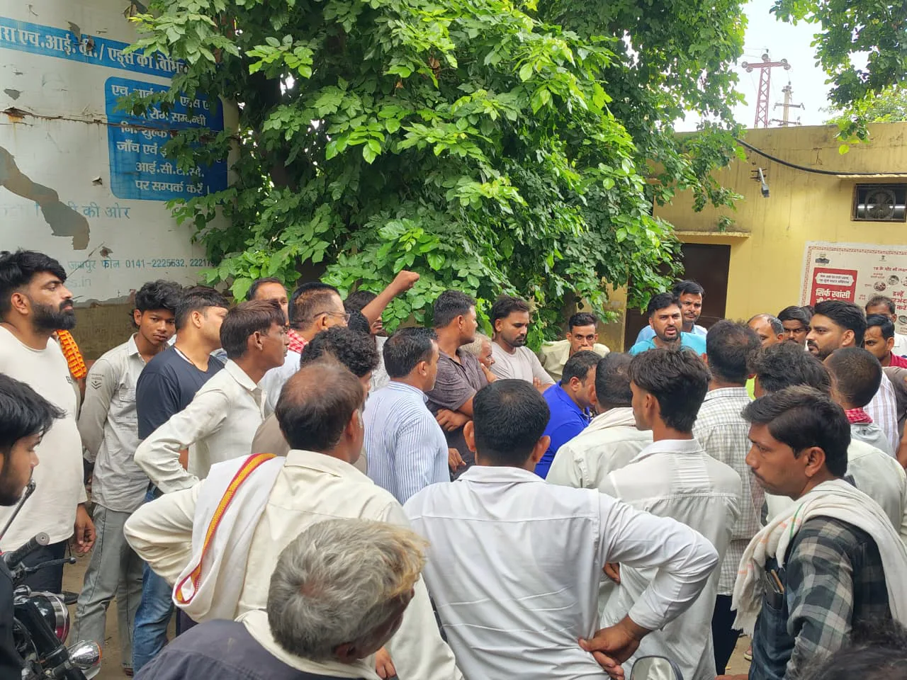 धौलपुर: हाई टेंशन लाइन की चपेट में आने से किशोर की मौत, विभाग पर लापरवाही का आरोप