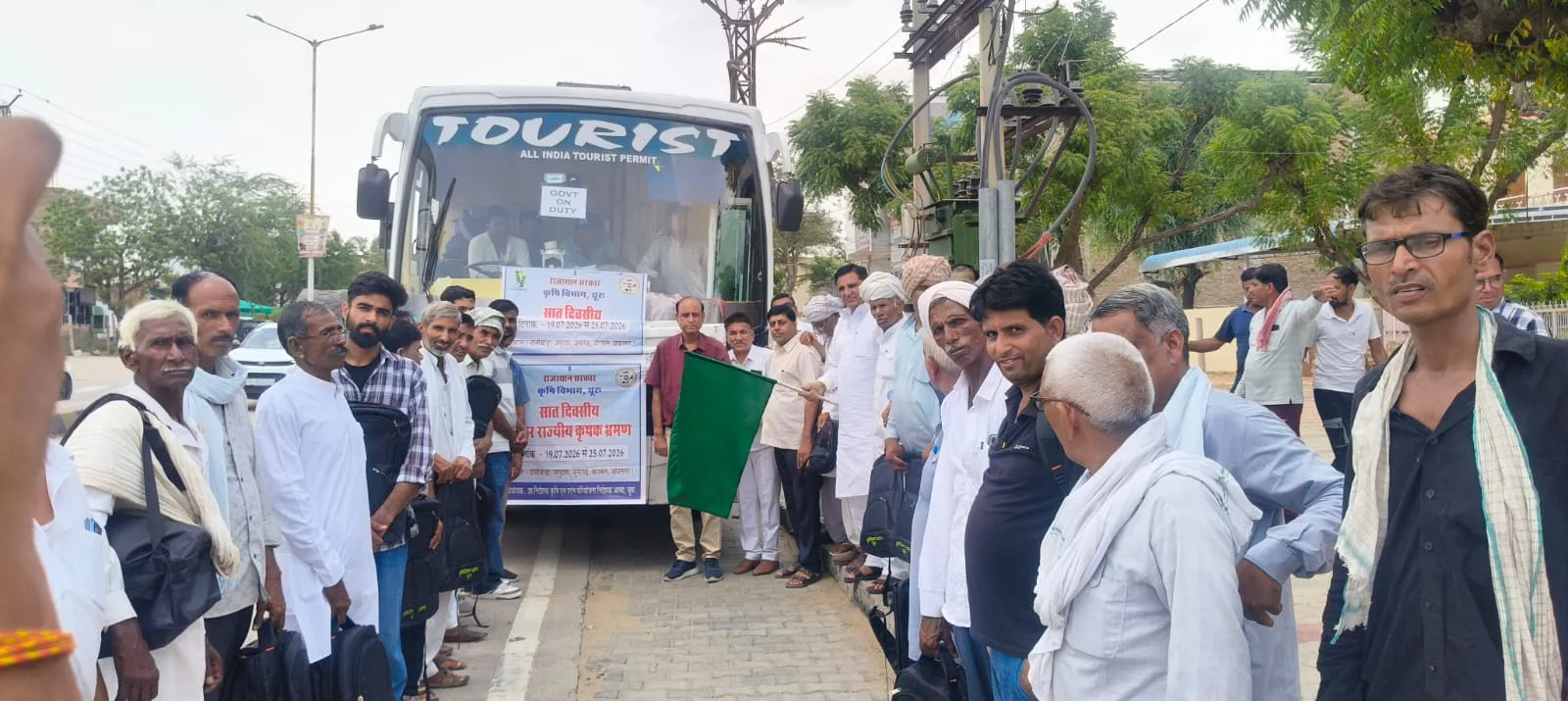 चूरू के 50 किसान आधुनिक कृषि तकनीकों के अध्ययन के लिए गुजरात रवाना