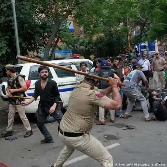 परीक्षा पेपर लीक के विरोध में संसद मार्च, पुलिस ने किया लाठीचार्ज और आंसू गैस का इस्तेमाल