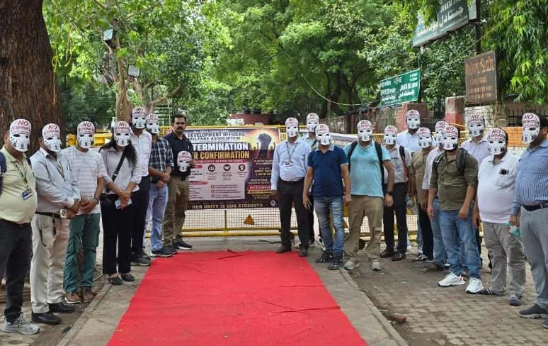 एलआईसी विकास अधिकारियों का जंतर-मंतर पर शक्ति प्रदर्शन, पुष्टि के बाद सेवा सुरक्षा की मांग