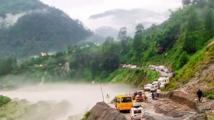 उत्तराखंड में भारी बारिश की चेतावनी के बाद पांच जिलों में स्कूल बंद कर दिए गए हैं और यात्रियों को सतर्क रहने को कहा गया है।