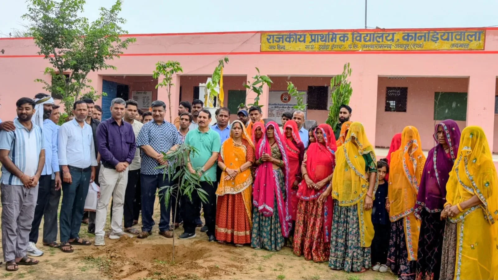 जमवारामगढ़ में हरियाली की नई लहर: 'पेड़ लगाओ-जीवन बचाओ' अभियान से जुड़े सैकड़ों लोग