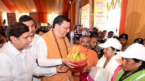उत्तराखंड: मुख्यमंत्री ने कांवड़ यात्रियों का पुष्प वर्षा कर किया भव्य स्वागत