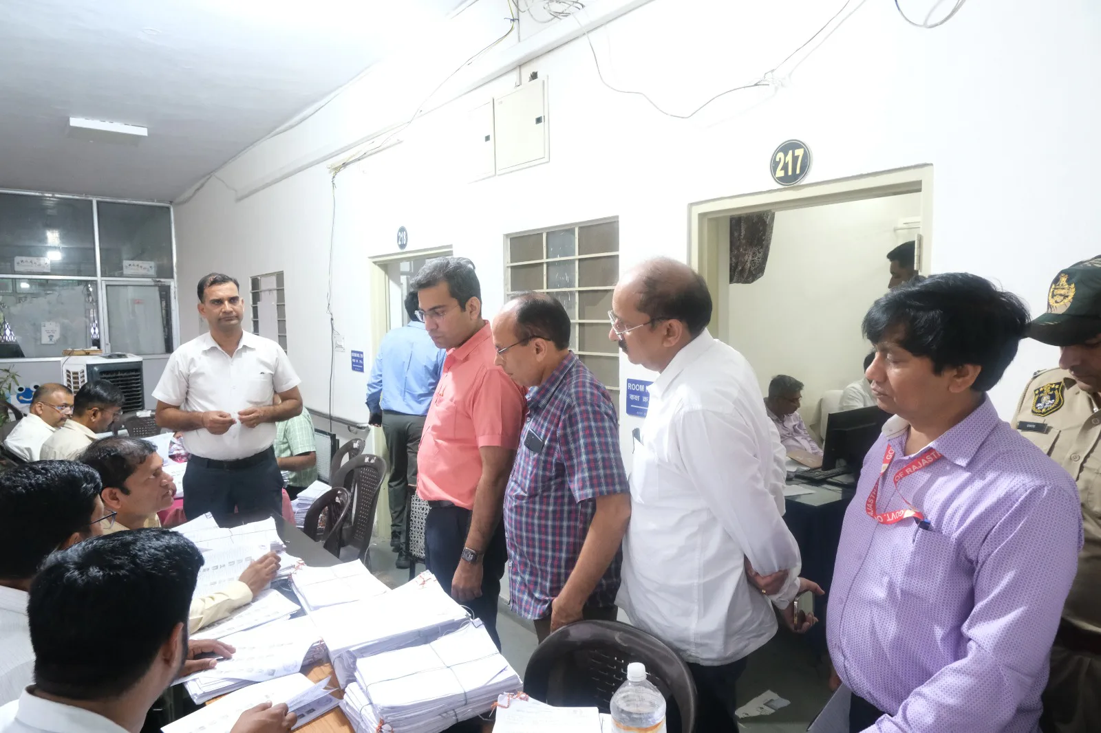 जयपुर निकाय चुनाव: जिला निर्वाचन अधिकारी ने किया औचक निरीक्षण, लापरवाही पर दी चेतावनी