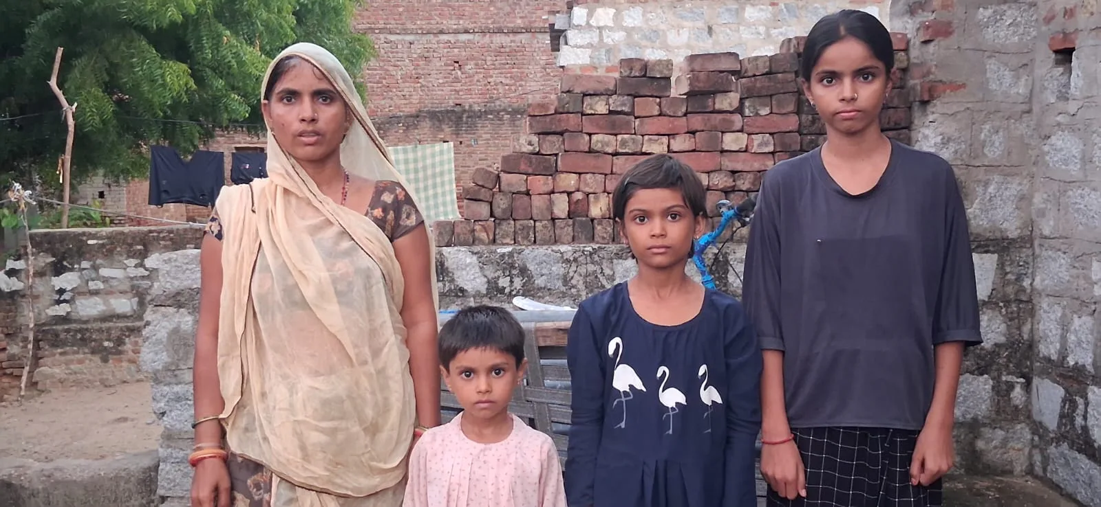 बेटी ने जीती छात्रवृत्ति, मां दो साल से सरकारी दफ्तरों में काट रही चक्कर