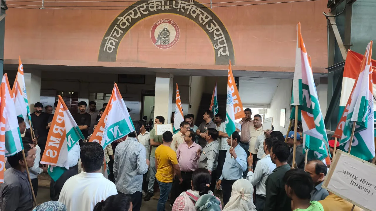 उत्तर पश्चिम रेलवे में प्रशासनिक नियंत्रण को लेकर कर्मचारियों का बड़ा प्रदर्शन