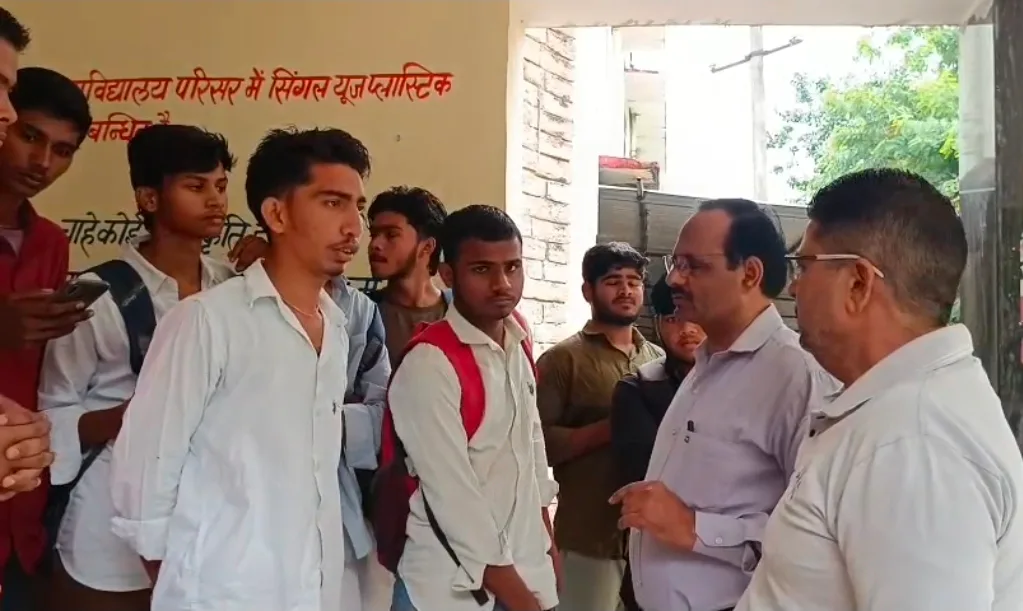 करौली: एनसीसी की सीटें आधी होने पर भड़के छात्र, कॉलेज के मुख्य गेट पर जड़ा ताला