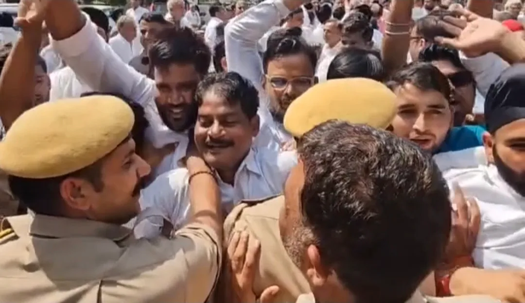 भरतपुर में कांग्रेस का उग्र प्रदर्शन: चुनाव आयोग पर गंभीर आरोप, पुलिस ने कार्यकर्ताओं को हिरासत में लिया