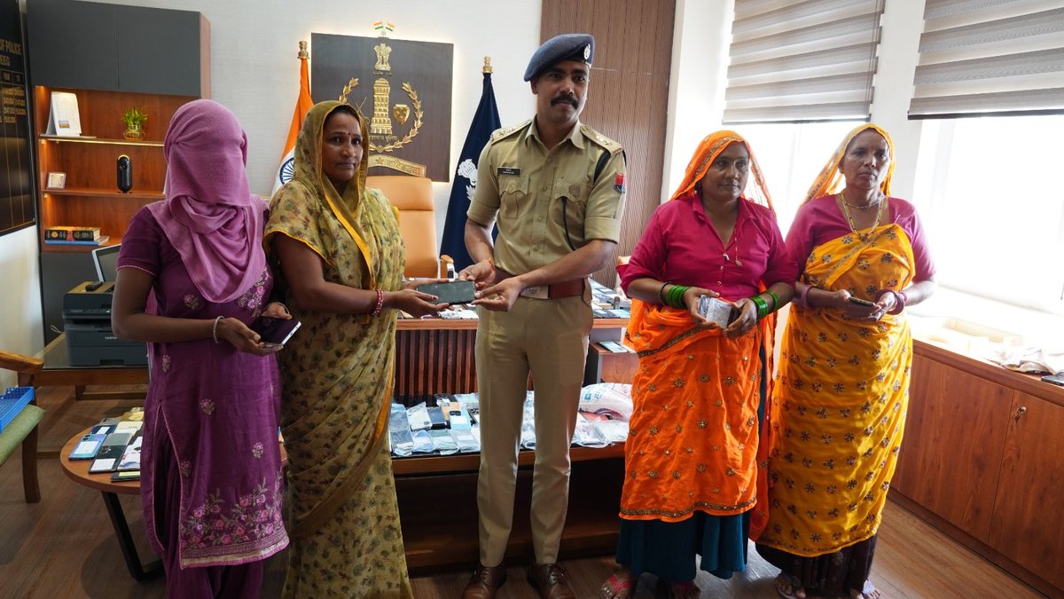 डीग पुलिस का 'ऑपरेशन मुस्कान': दो करोड़ रुपये के गुमशुदा मोबाइल मालिकों को लौटाए