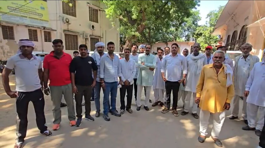करौली: जर्जर बिजली लाइन से किसान की मौत पर ग्रामीणों का फूटा गुस्सा, कलेक्ट्रेट में प्रदर्शन