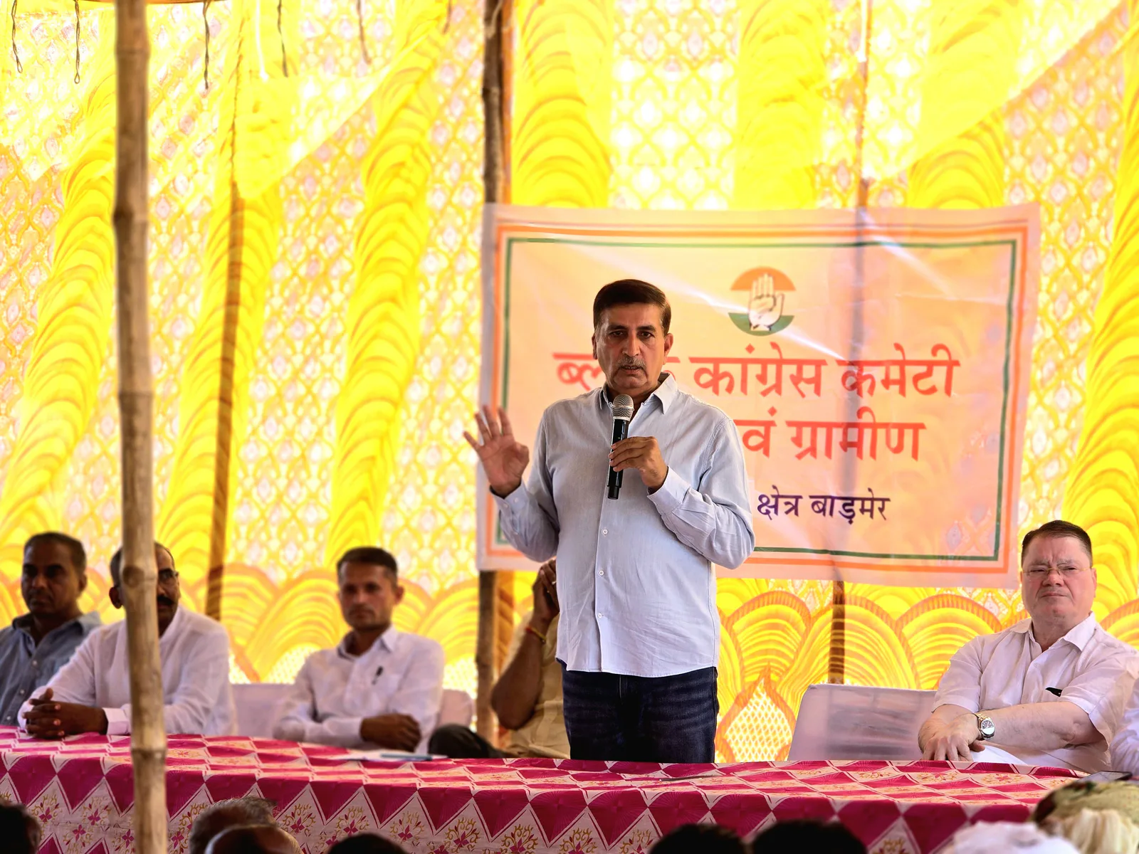 बाड़मेर में कांग्रेस कार्यकर्ताओं को संबोधित करते हरीश चौधरी