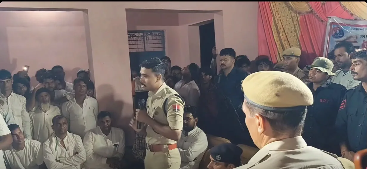 पुलिस अधीक्षक शरण गोपीनाथ के. ग्रामीणों के साथ संवाद करते हुए