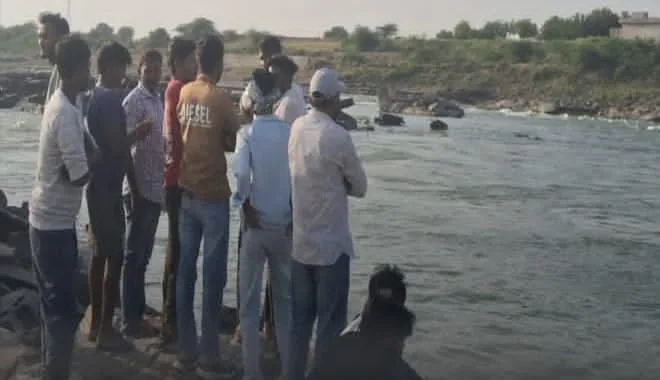 चंबल नदी में गोताखोरों द्वारा तलाशी अभियान