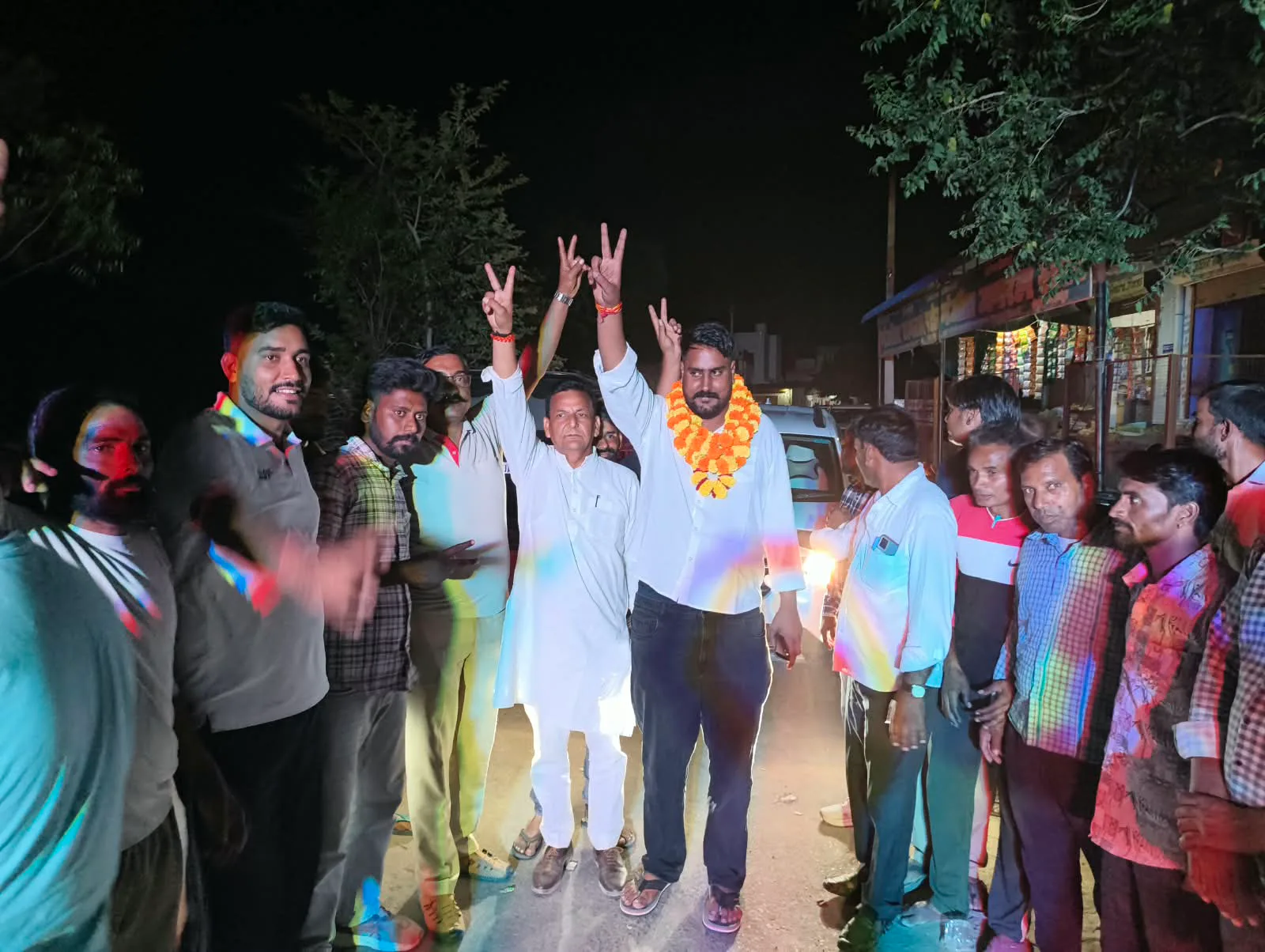 विकास आर्य का अभिनंदन करते हुए समर्थक