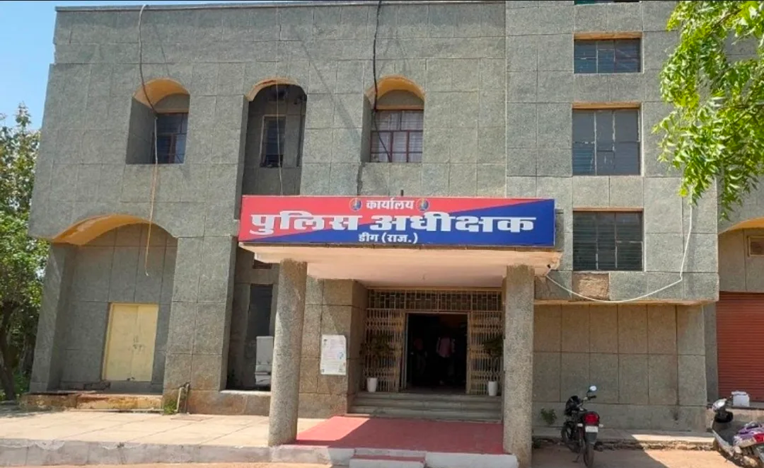 पुलिस द्वारा अवैध शराब और जुए के खिलाफ की गई कार्रवाई का दृश्य