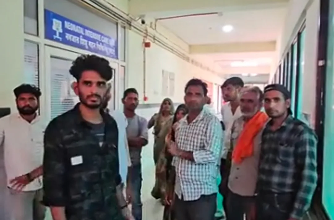 भरतपुर के जनाना अस्पताल के बाहर विरोध प्रदर्शन करते परिजन