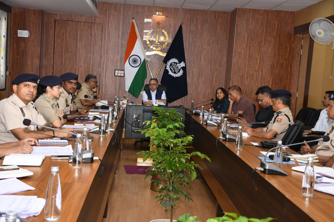 जयपुर में यातायात व्यवस्था संभालते पुलिसकर्मी