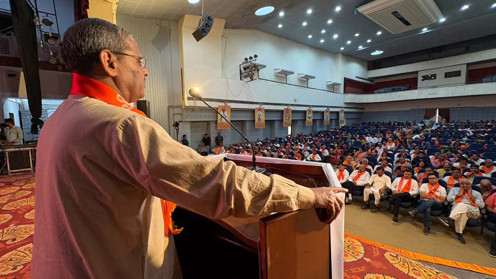 जयपुर में बाबा रामदेव छात्रावास के वार्षिकोत्सव में सांस्कृतिक प्रस्तुति देते बच्चे