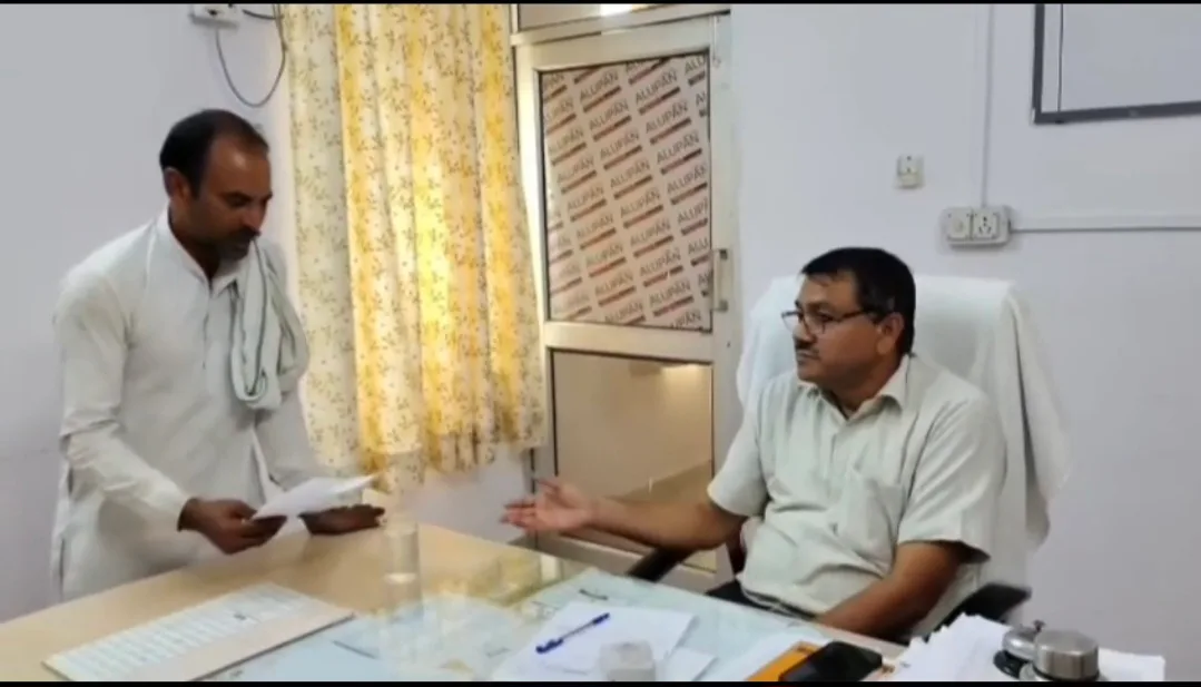 सवाई माधोपुर के भाड़ोती में खाद की दुकान के बाहर खड़े किसान