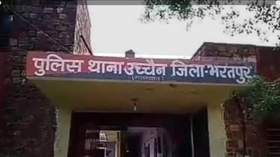 घटनास्थल पर पुलिस की जांच और क्षतिग्रस्त बाइक