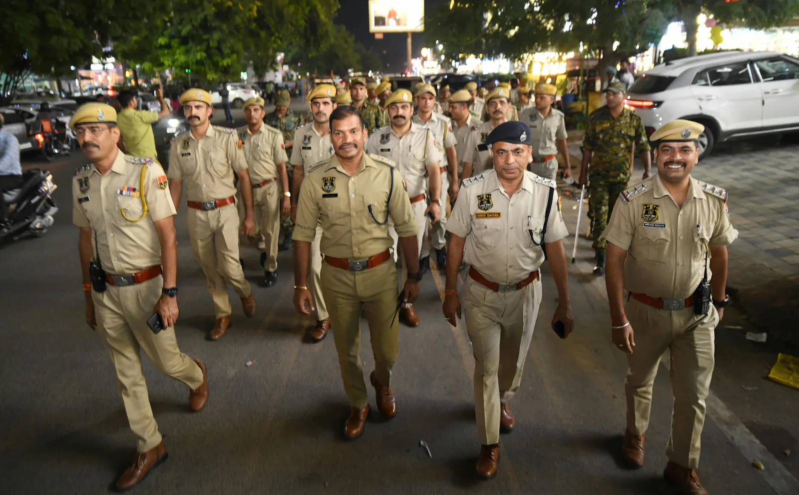 राजस्थान पुलिस के जवान बाजारों में गश्त करते हुए