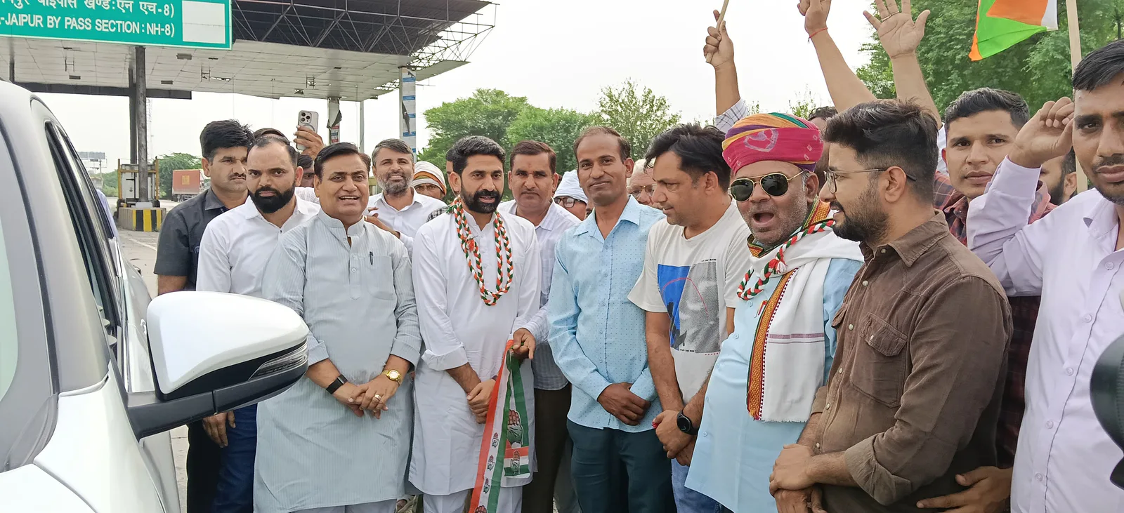 टोल प्लाजा पर कांग्रेस कार्यकर्ताओं द्वारा नेताओं का स्वागत