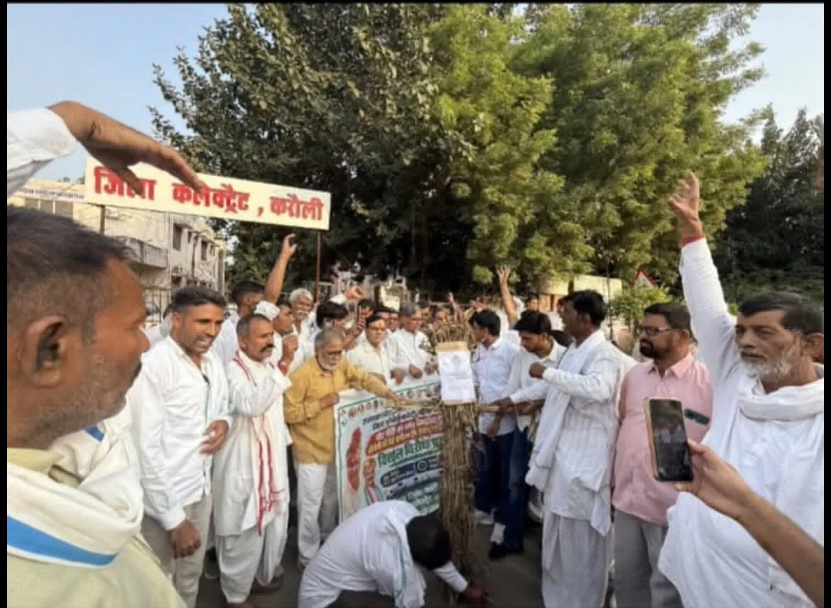 करौली में कांग्रेस कार्यकर्ताओं द्वारा किया गया विरोध प्रदर्शन