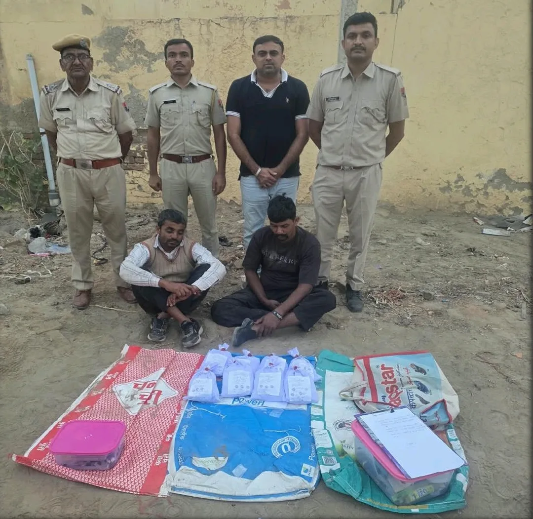 पुलिस द्वारा जब्त की गई हेरोइन और नकदी का प्रदर्शन