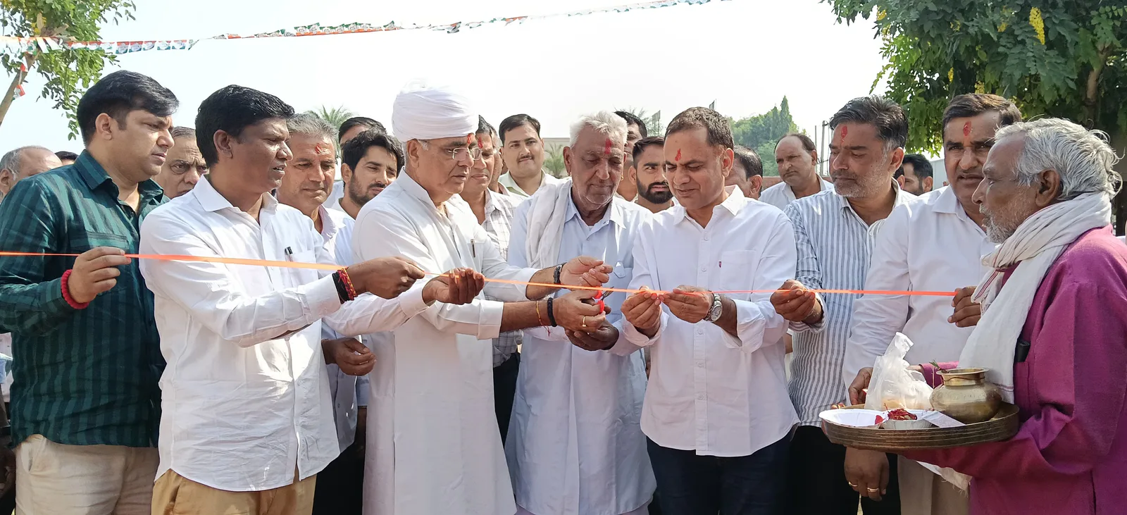 कांग्रेस प्रत्याशी मोहन डागर अपने चुनाव कार्यालय का उद्घाटन करते हुए