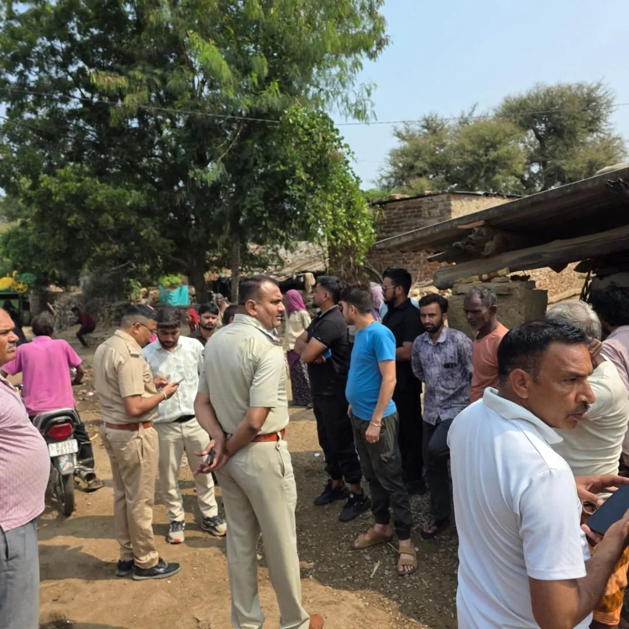 ग्रामीण क्षेत्र में घायल गौवंश का उपचार करते पशु चिकित्सक