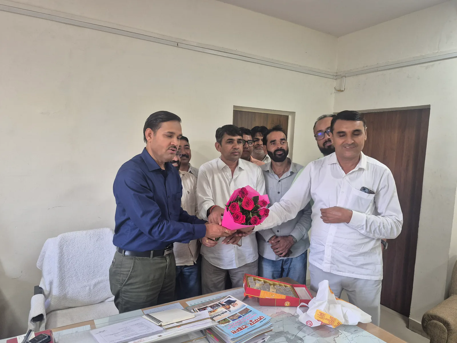 डॉ. भागचंद बधाल का स्वागत करते नागरिक