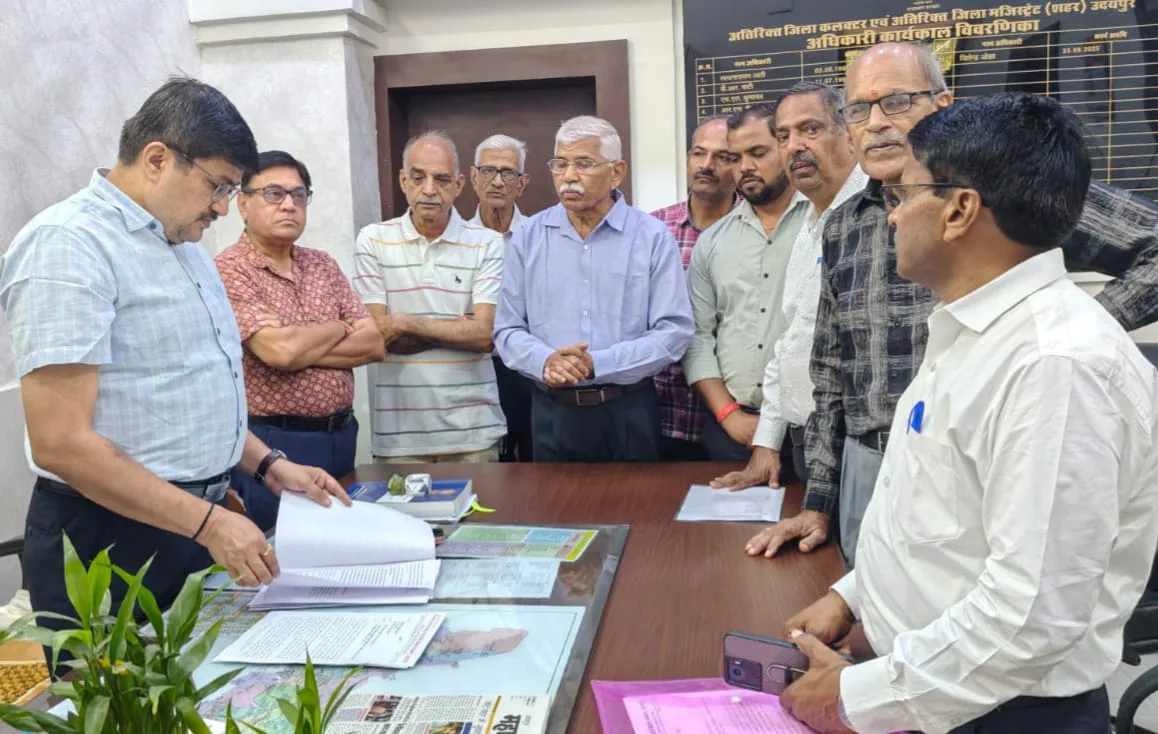 मानगढ़ धाम को राष्ट्रीय स्मारक घोषित करने की मांग को लेकर ज्ञापन सौंपते प्रतिनिधि