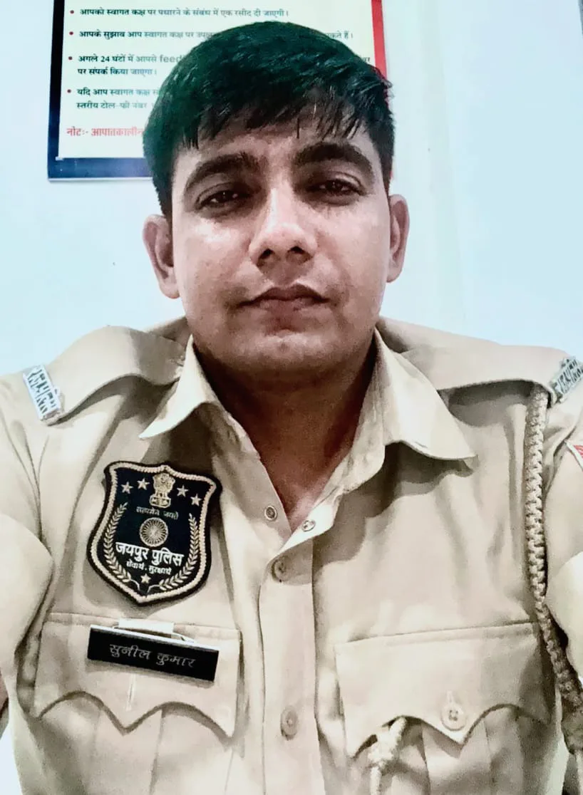 डीजीपी राजीव कुमार शर्मा पुलिसकर्मियों को सम्मानित करते हुए