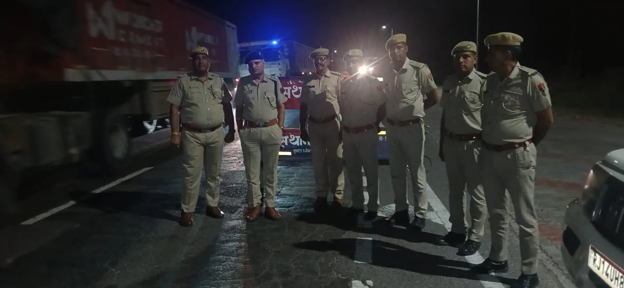 पुलिस द्वारा नाकाबंदी के दौरान वाहनों की जांच