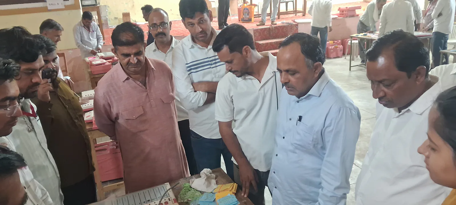 राजकीय बांगड़ महाविद्यालय में ईवीएम मशीनों की जांच करते अधिकारी