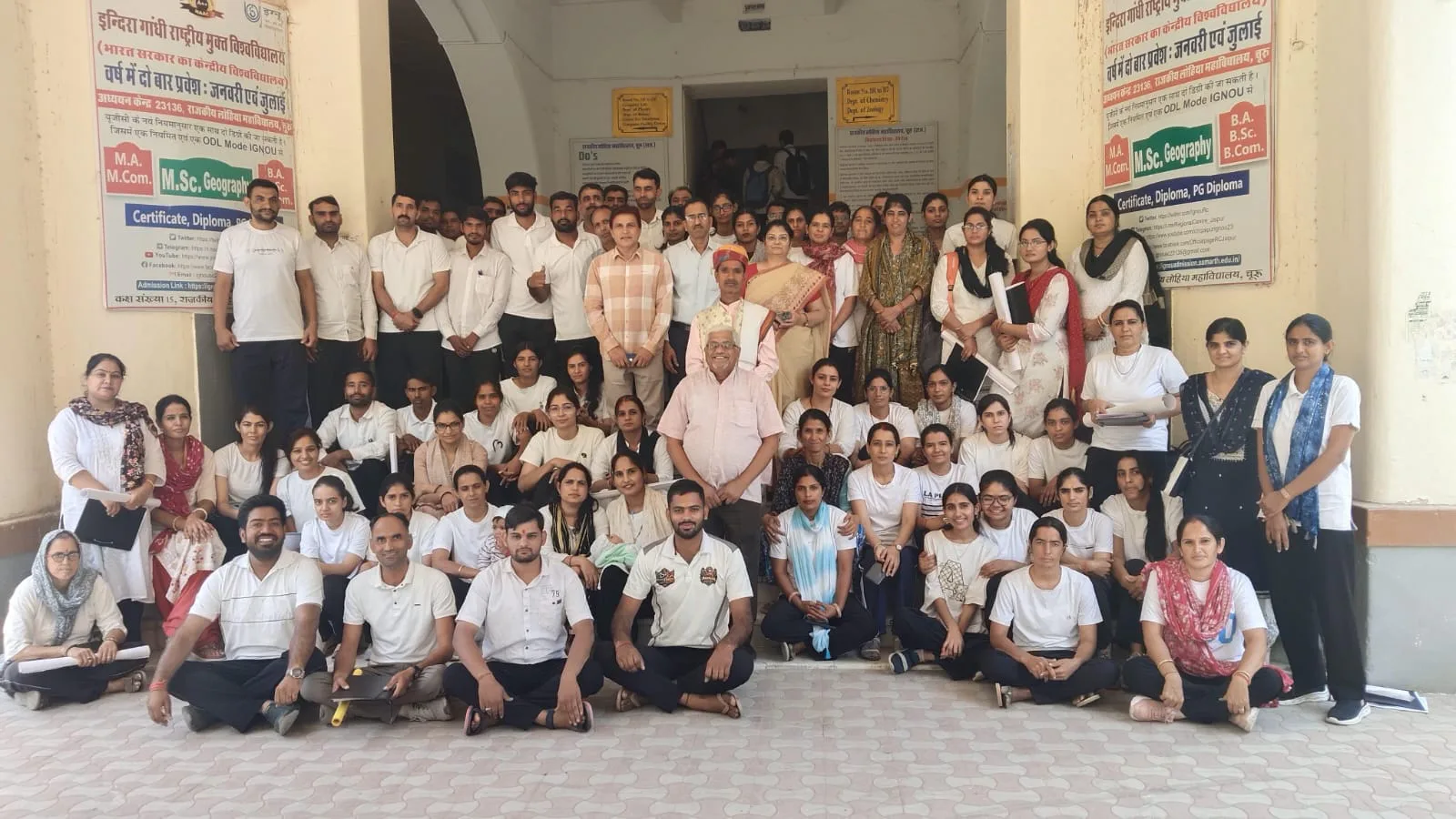 लोहिया कॉलेज परिसर में योग प्रशिक्षण शिविर में भाग लेते विद्यार्थी
