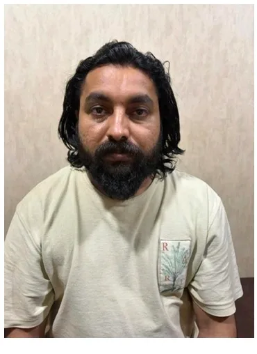 पुलिस द्वारा जब्त किए गए मोबाइल और बैंक कार्ड