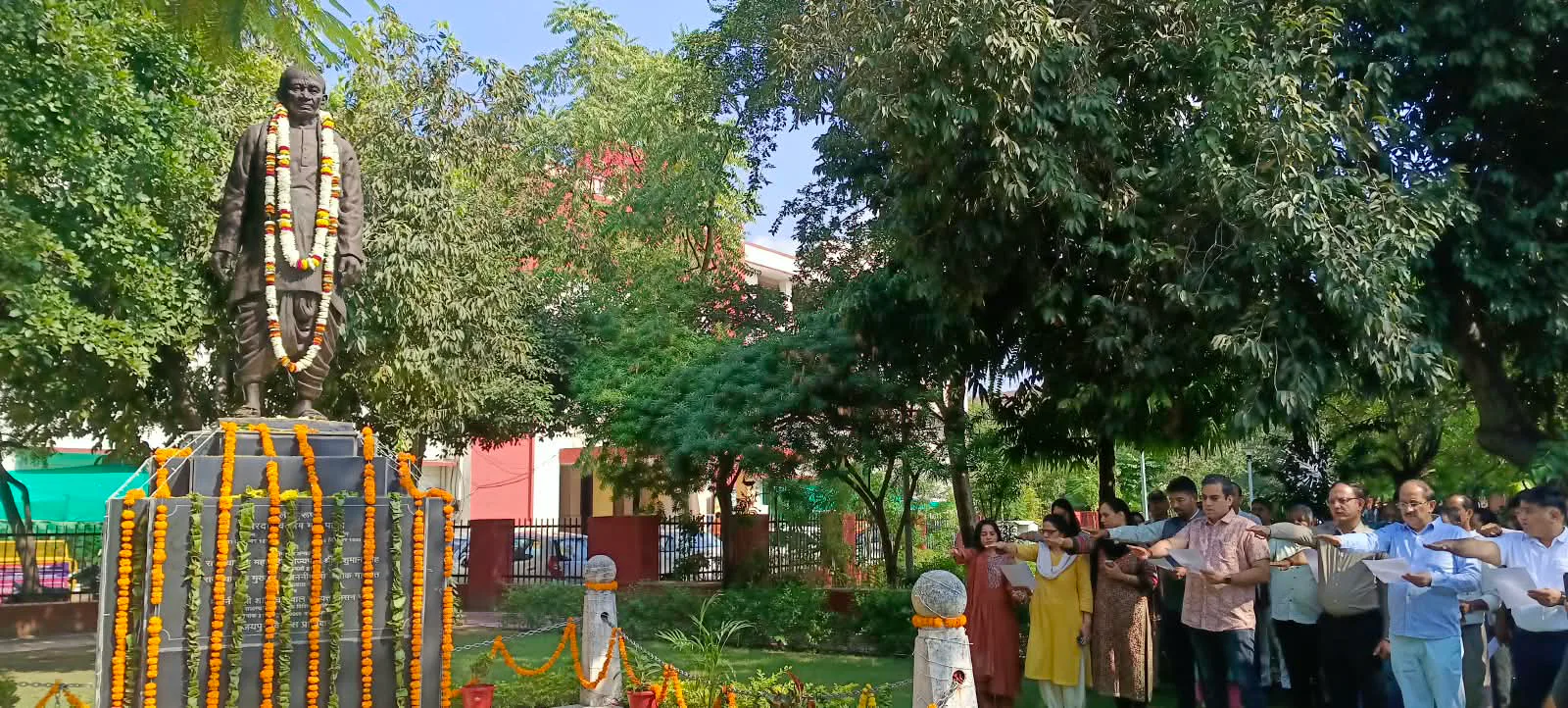 District Collector Sandesh Nayak and officials paying tribute to Sardar Patel's statue