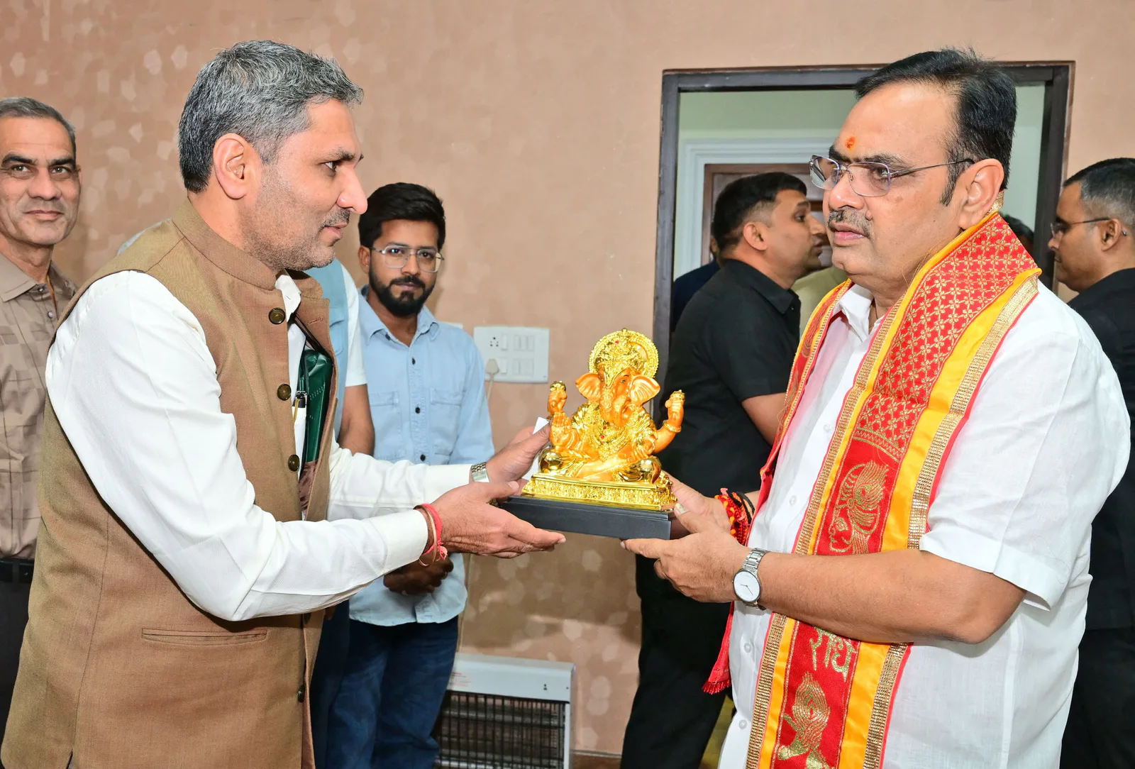 कुलगुरु प्रो. युद्धवीर सिंह और मुख्यमंत्री भजनलाल शर्मा की मुलाकात
