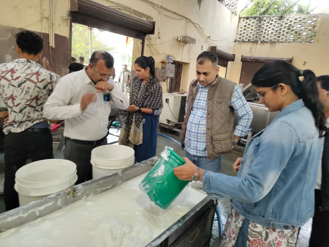 खाद्य सुरक्षा विभाग की टीम मावा और दूध इकाइयों का निरीक्षण करते हुए