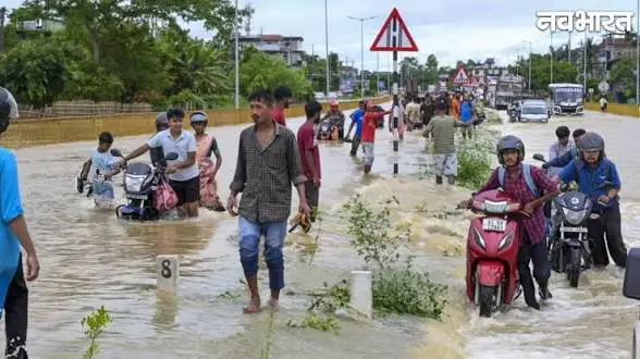 असम में बाढ़ से जलमग्न क्षेत्र और बचाव कार्य में जुटी टीमें