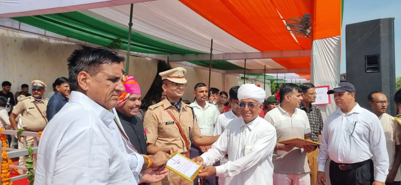 पन्नालाल पूनियां को सम्मानित करते हुए जिला प्रशासन के अधिकारी