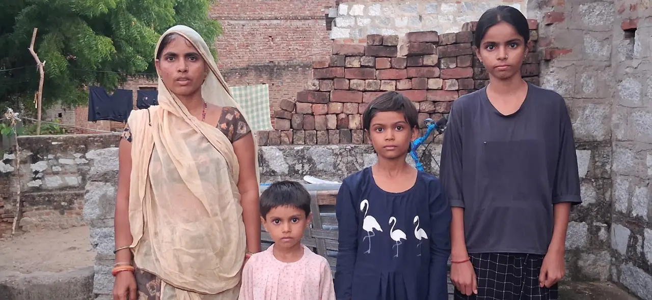 सुमेरपुर में गैस कनेक्शन के अभाव में संघर्ष कर रही विधवा फालु देवी और उनका परिवार