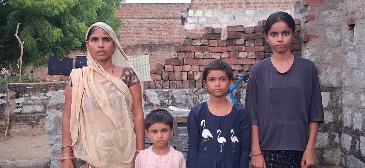 सुमेरपुर: उज्ज्वला योजना के दावों के बीच फालु देवी का परिवार गैस कनेक्शन के लिए दर-दर भटकने को मजबूर
