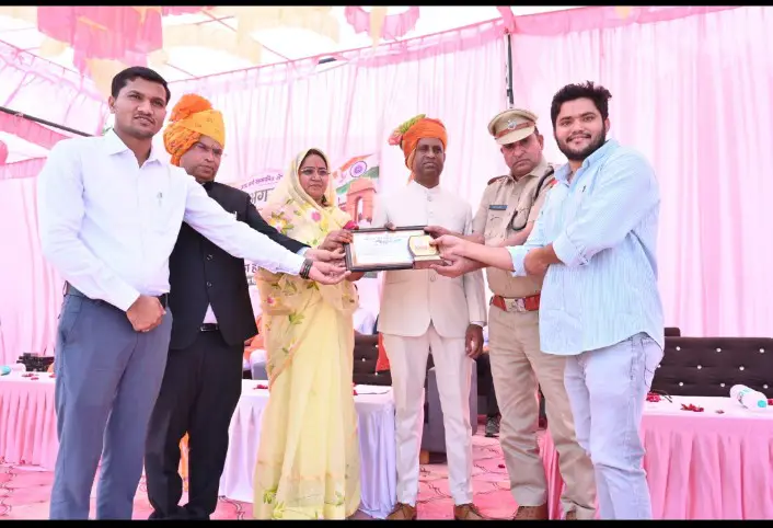 बीदासर के राजेन्द्र सुरेन्द्र चोरड़िया स्टेडियम में स्वतंत्रता दिवस समारोह के दौरान तिरंगा फहराते हुए और सांस्कृतिक कार्यक्रम प्रस्तुत करते विद्यार्थी।