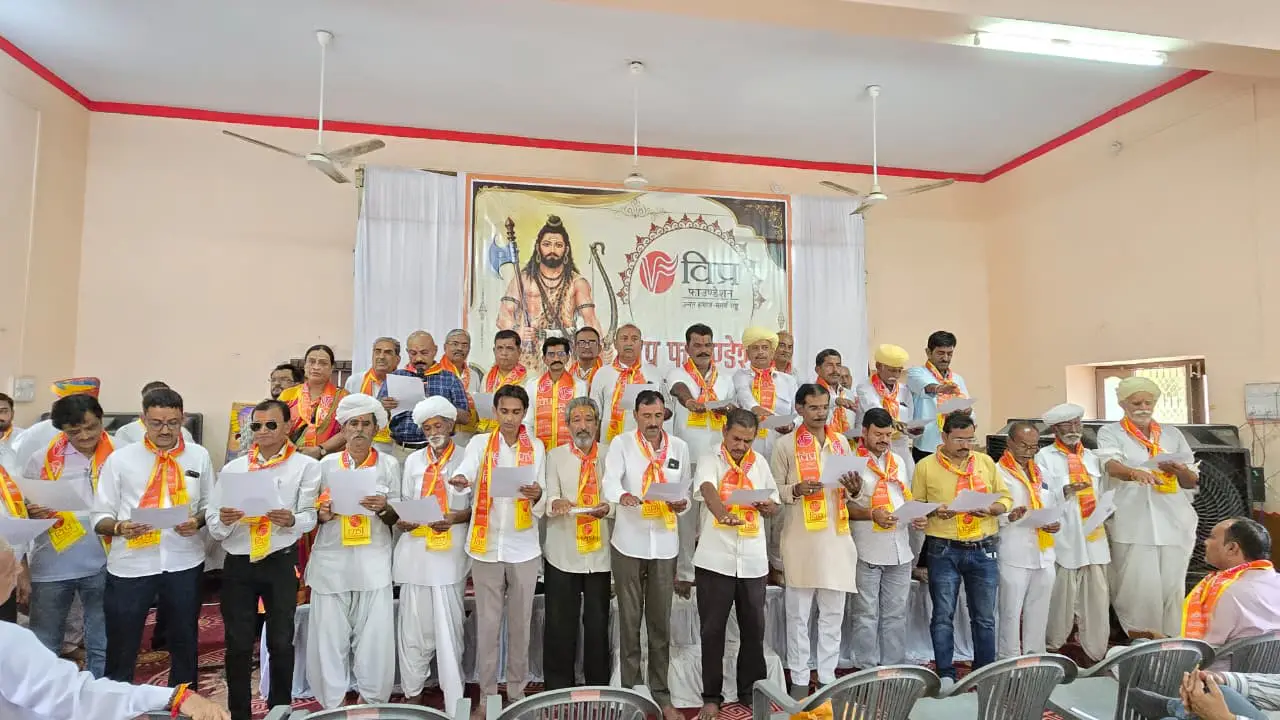 जालोर में विप्र फाउंडेशन के शपथ ग्रहण समारोह में उपस्थित पदाधिकारी और संत देवानंद सरस्वती महाराज