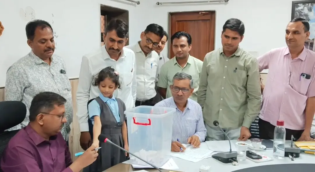 जालोर जिला कलक्ट्रेट में नगर निकाय वार्ड आरक्षण की लॉटरी प्रक्रिया के दौरान मौजूद अधिकारी और प्रतिनिधि।