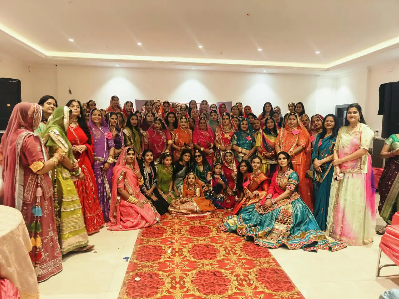 जोधपुर के होटल गढ़-गोविन्द में आयोजित सावन-भादव महोत्सव के दौरान रैंप वॉक करती महिलाएं