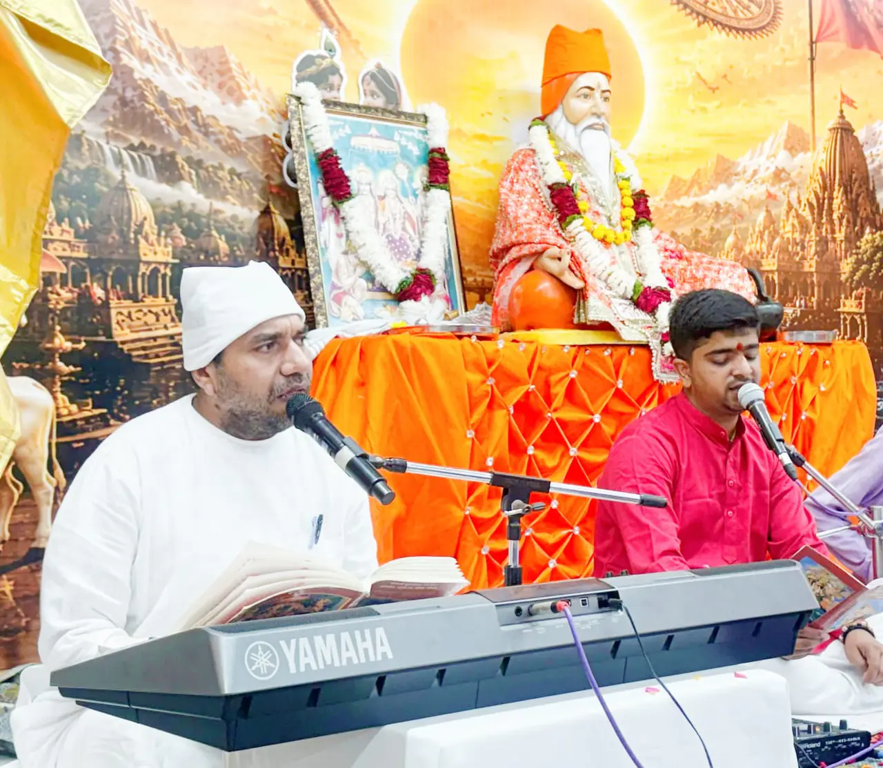 जोधपुर के प्रेम प्रकाश आश्रम में आयोजित सुंदरकांड पाठ के दौरान सजाई गई फूलमंडली और भगवान का श्रृंगार